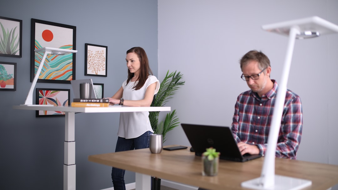 Standing desk converter height adjustment mechanism