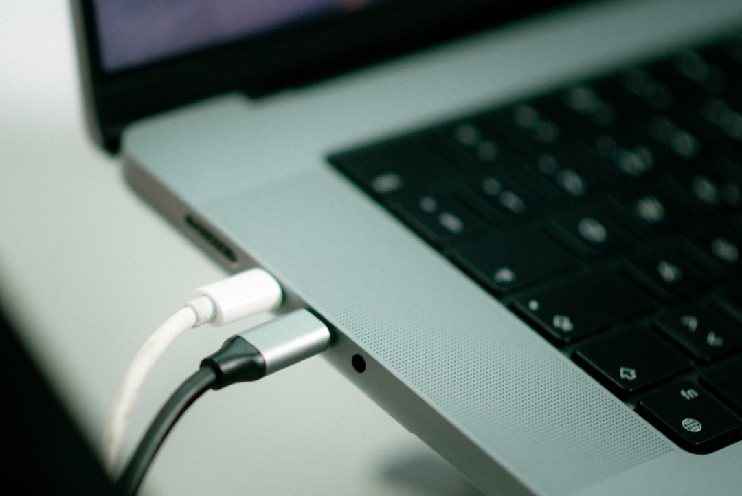 Thunderbolt cable laptop connection