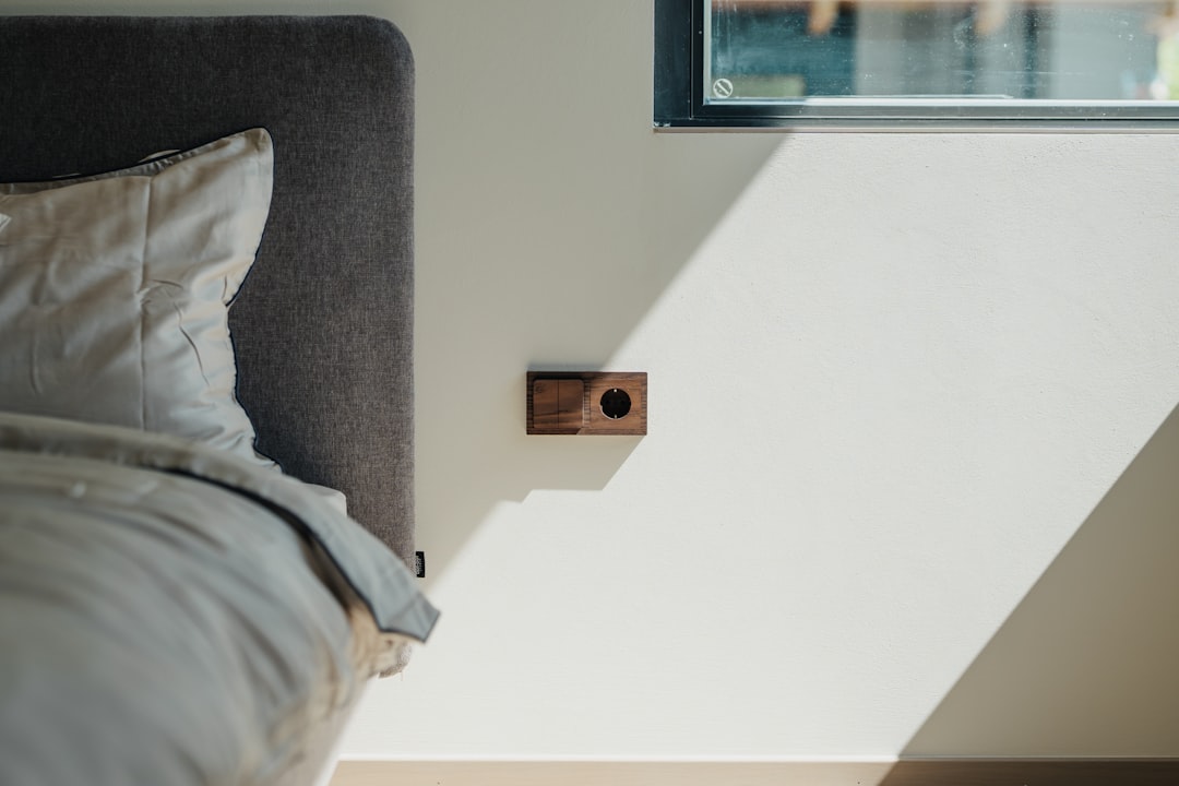 Bedside sleep monitoring device