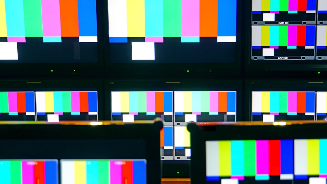 Monitor displaying calibrated color patterns for accurate display