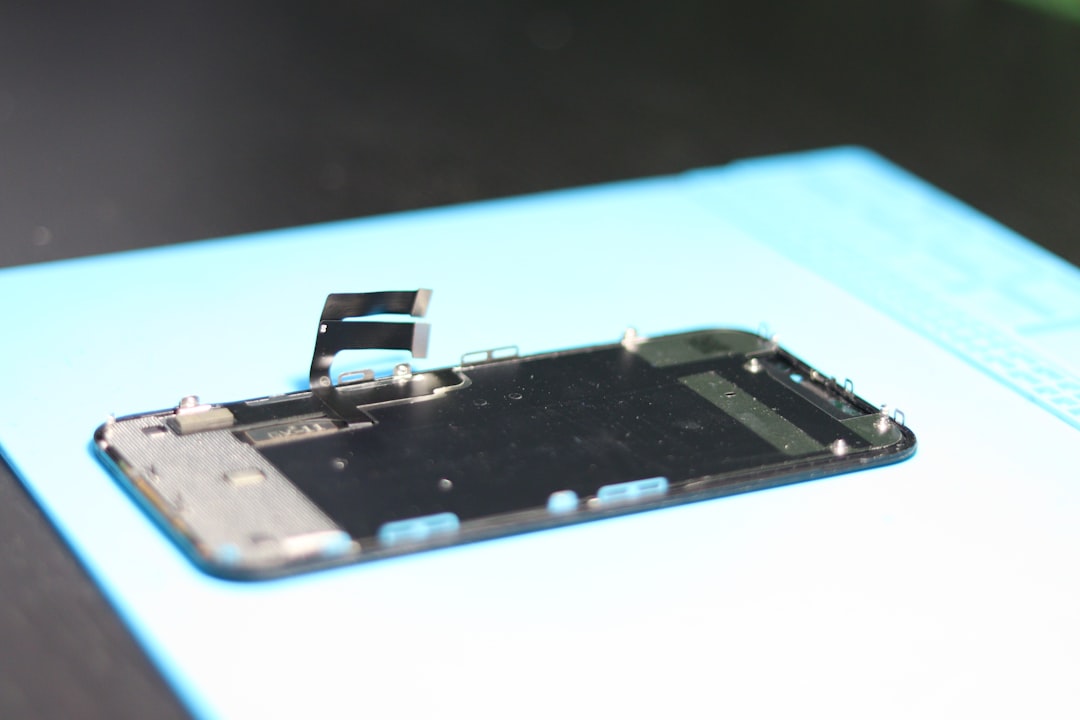 Smartphone hinge mechanism detail