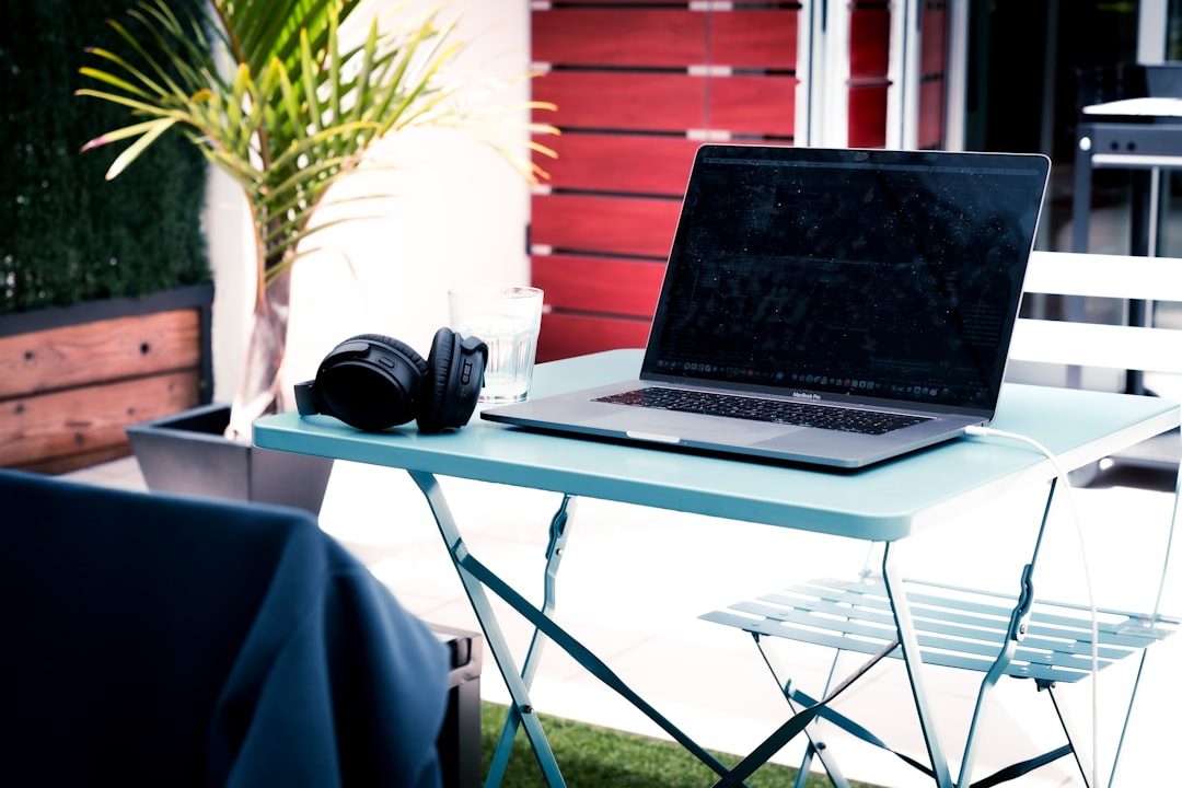 Portable cooling fan for outdoor work