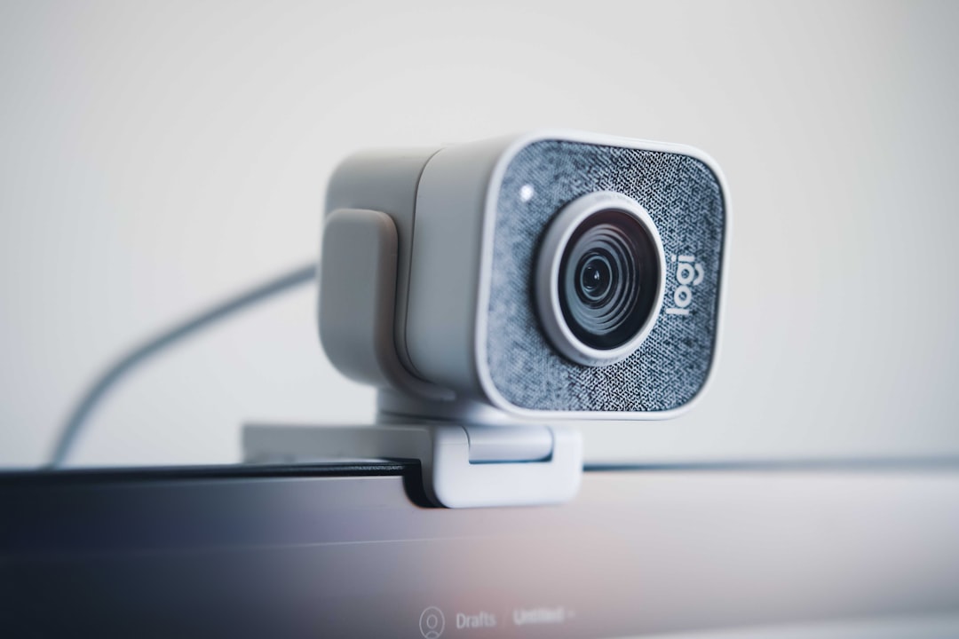 4K webcam capturing sharp video on a monitor