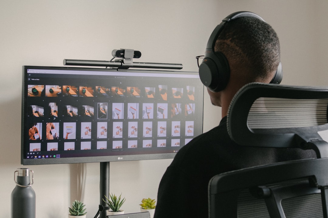 A person working at an ergonomic workstation with a properly positioned screen