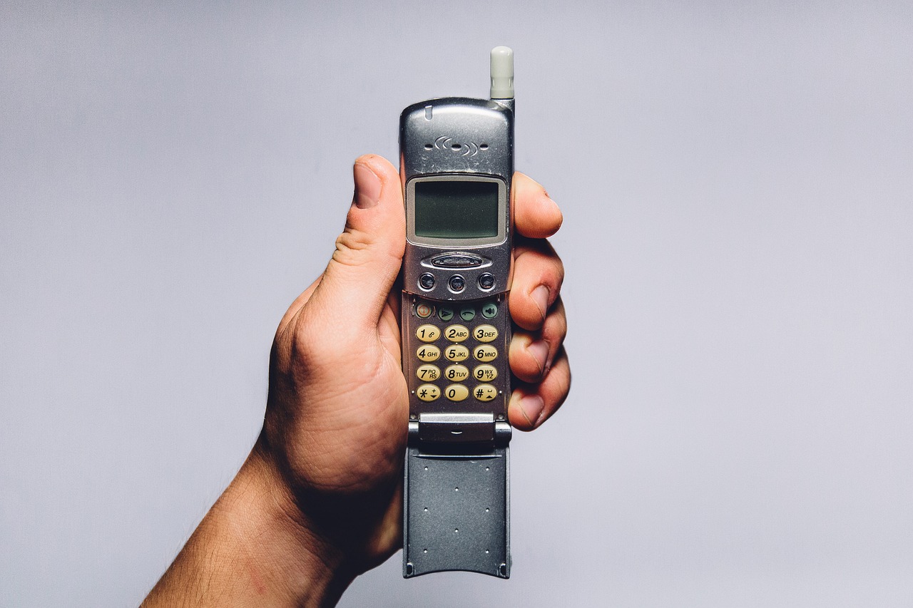 Fewer Bars, Longer Dinners: The Holiday Flip Phone Plan and the Kit That Keeps It Honest
