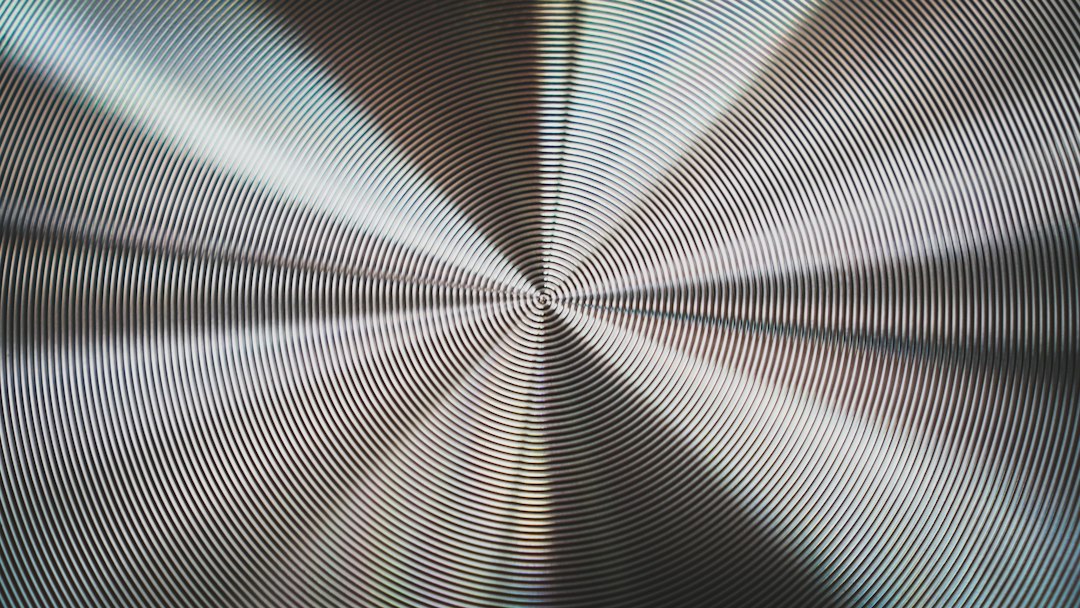 Machined metal texture, a nod to the aluminum Signature Edition backs